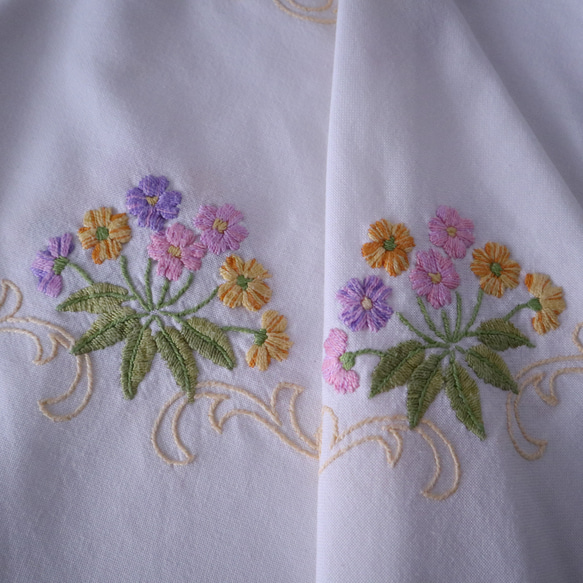 ドイツの手仕事/ピンクや紫・黄色の可愛いお花の手刺繍 ラウンド型 テーブルクロス（ヴィンテージ） 10枚目の画像
