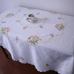 ドイツの手仕事/ピンクや紫・黄色の可愛いお花の手刺繍 ラウンド型 テーブルクロス（ヴィンテージ） 17枚目の画像