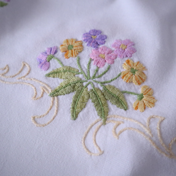 ドイツの手仕事/ピンクや紫・黄色の可愛いお花の手刺繍 ラウンド型 テーブルクロス（ヴィンテージ） 18枚目の画像