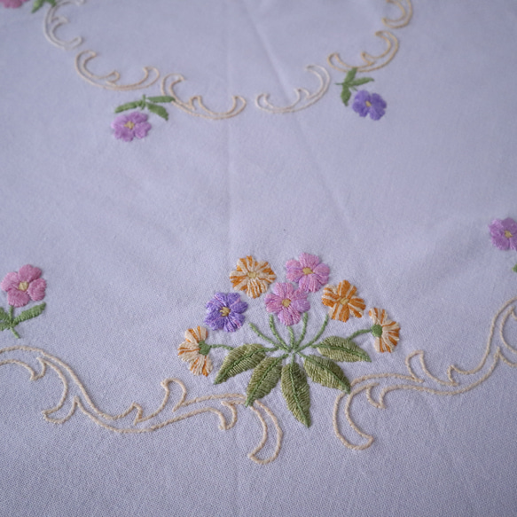 ドイツの手仕事/ピンクや紫・黄色の可愛いお花の手刺繍 ラウンド型 テーブルクロス（ヴィンテージ） 8枚目の画像