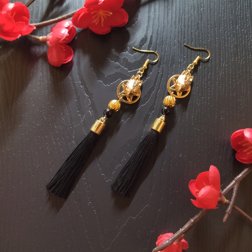 サブカル】狐面とタッセルのピアス(イヤリング)（黒）【チャイナ【中華