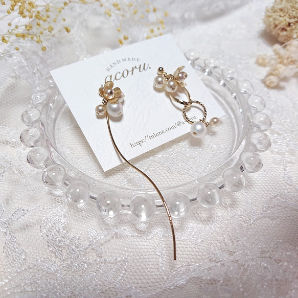 小花とパールのアシンメトリーピアス/イヤリング（ホワイト） ピアス 