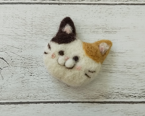 羊毛フェルト猫 三毛猫(ロングコート)ブローチ SALE】羊毛フェルト 猫ブローチ 三毛猫 - メルカリ
