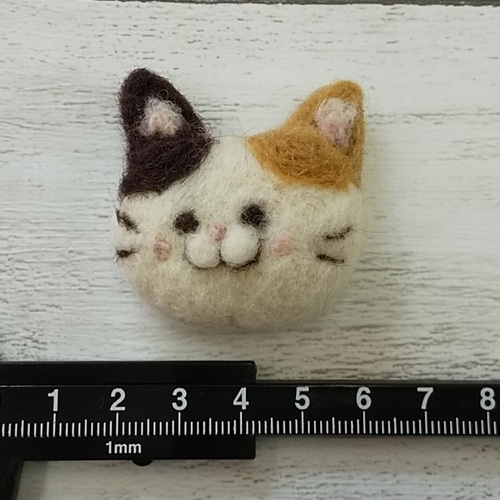 羊毛フェルト猫 三毛猫(ロングコート)ブローチ 羊毛フェルト ロングヘアキャット～くつろポーズ 猫 ノルウェー