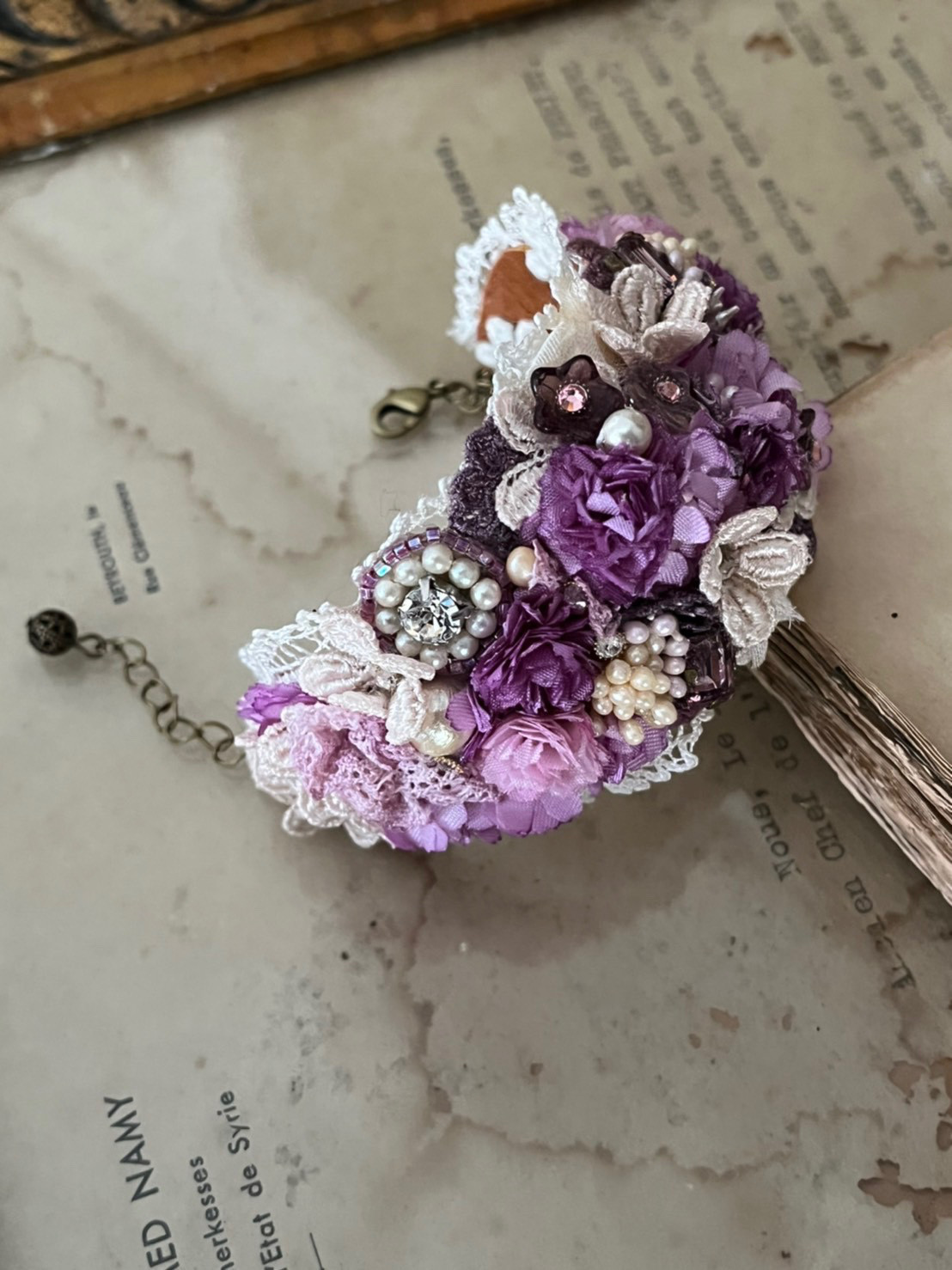 小花とビジューのブレスレット パープル