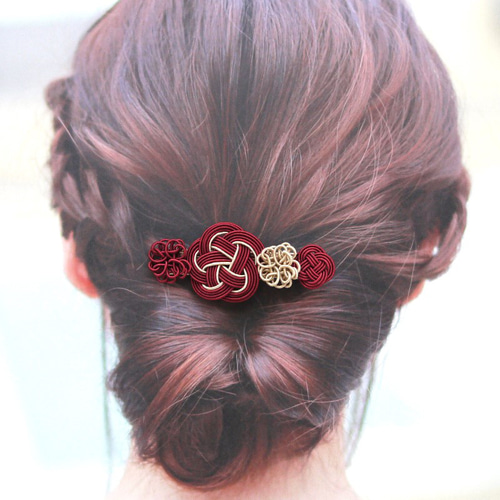 水引 シックな梅結びとポンポンのヘアクリップ【えんじ】 ヘアクリップ