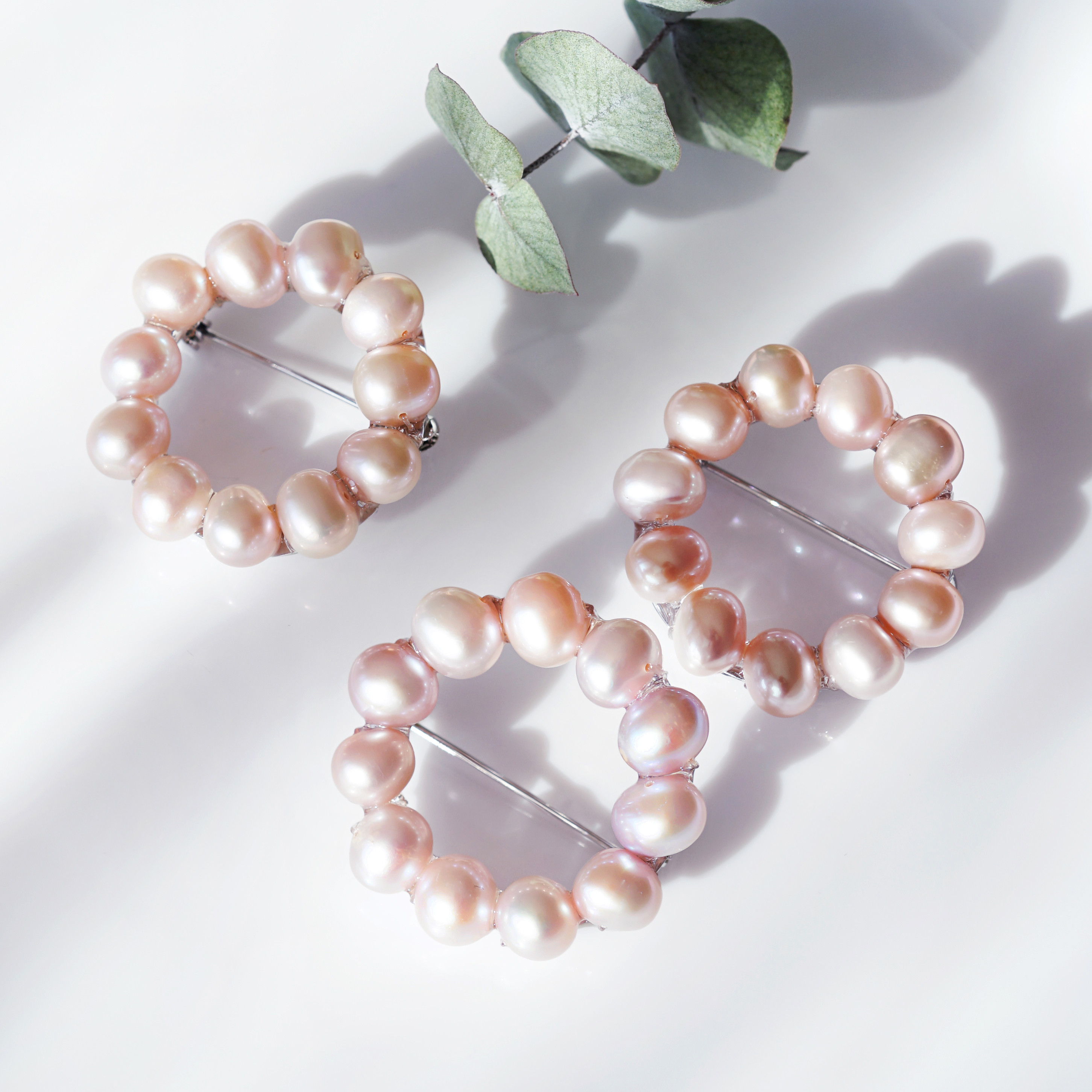 天然の色★オレンジピンク真珠のサークルブローチ　～花影