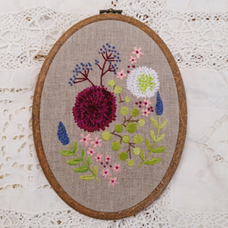 手刺繍のお花のタペストリー【紫と白のポンポンマム】 1枚目の画像