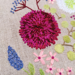 手刺繍のお花のタペストリー【紫と白のポンポンマム】 2枚目の画像