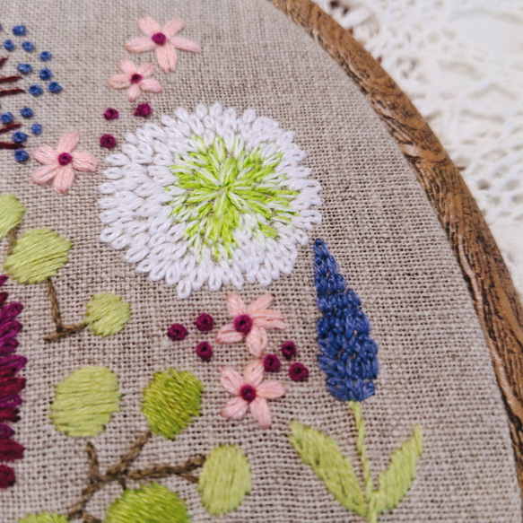 手刺繍のお花のタペストリー【紫と白のポンポンマム】 3枚目の画像