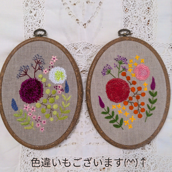 手刺繍のお花のタペストリー【紫と白のポンポンマム】 10枚目の画像