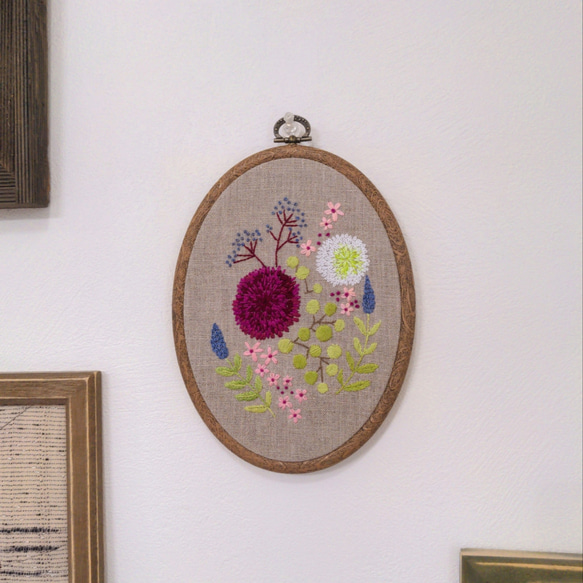 手刺繍のお花のタペストリー【紫と白のポンポンマム】 6枚目の画像