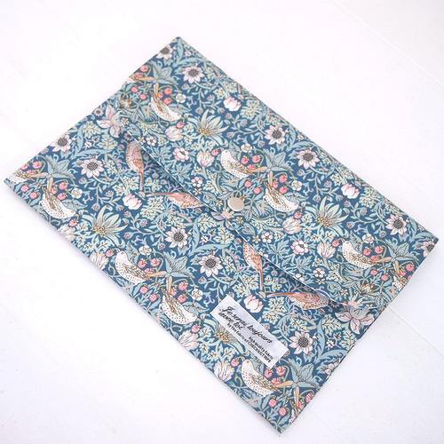 ウィリアム・モリス×リバティ 母子手帳ケース ストロベリー・シーフ