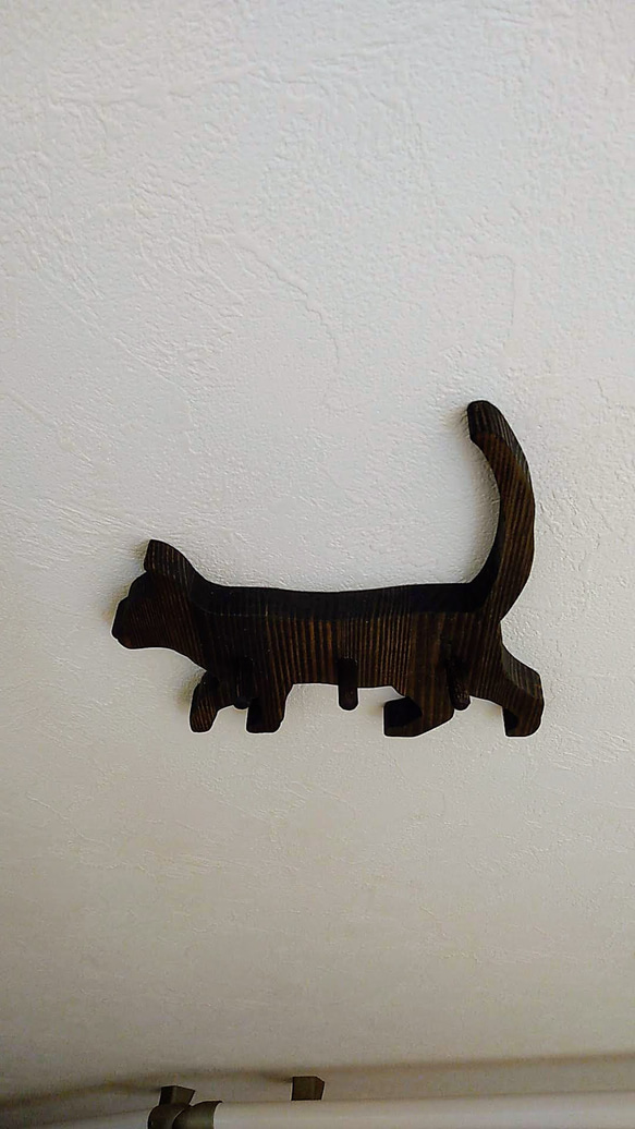 ネコちゃんの形の　キーハンガー　　壁から生えたシリーズ 5枚目の画像