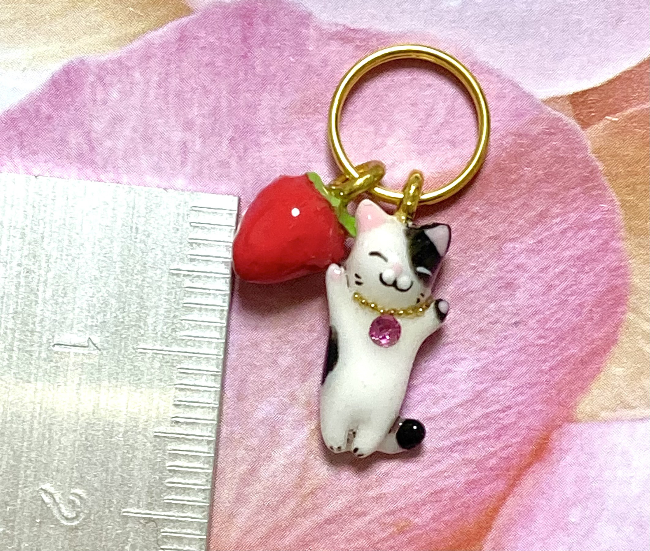 ぶち猫のストラップ ハンドメイド 無料でファスナーチャームに変更可能 