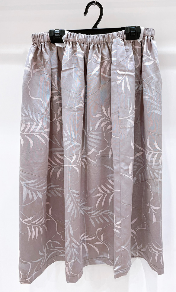 着物　スカート　グレー　白　ヤシの葉　エスニック　和柄　和風　アップサイクル　シルク　サスティナブル 7枚目の画像
