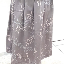 着物　スカート　グレー　白　ヤシの葉　エスニック　和柄　和風　アップサイクル　シルク　サスティナブル 3枚目の画像