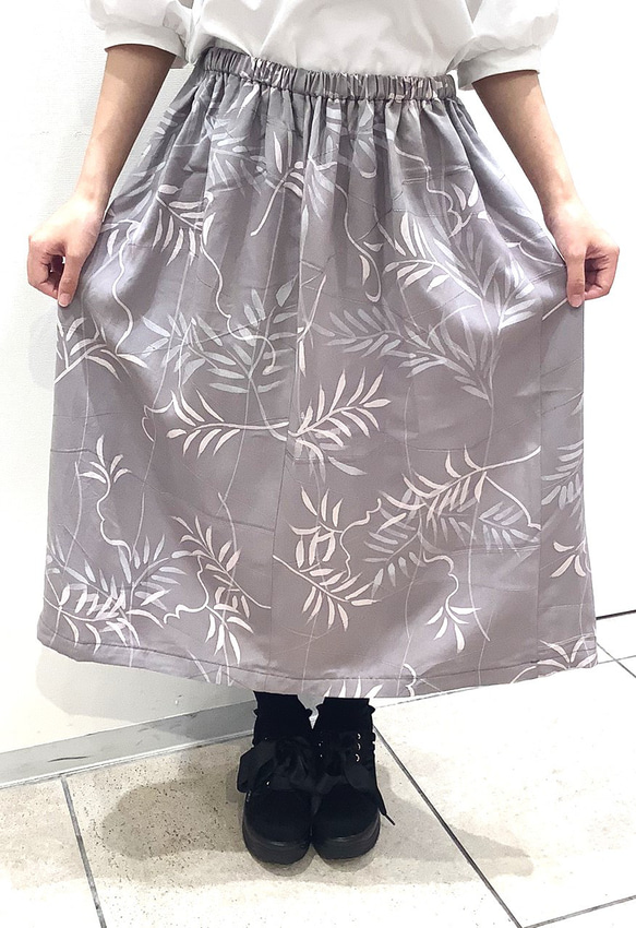 着物　スカート　グレー　白　ヤシの葉　エスニック　和柄　和風　アップサイクル　シルク　サスティナブル 1枚目の画像