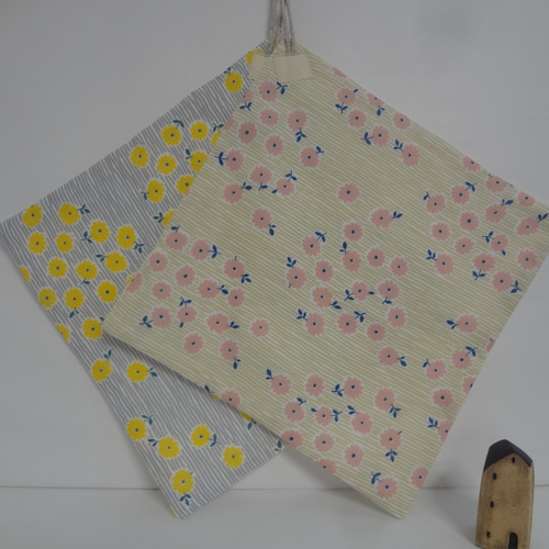 NINA*やわらかガーゼハンカチ*大2枚セット*ハンドメイド 2枚セット*ループ付き*やわらかガーゼハンカチタオル*NINA花