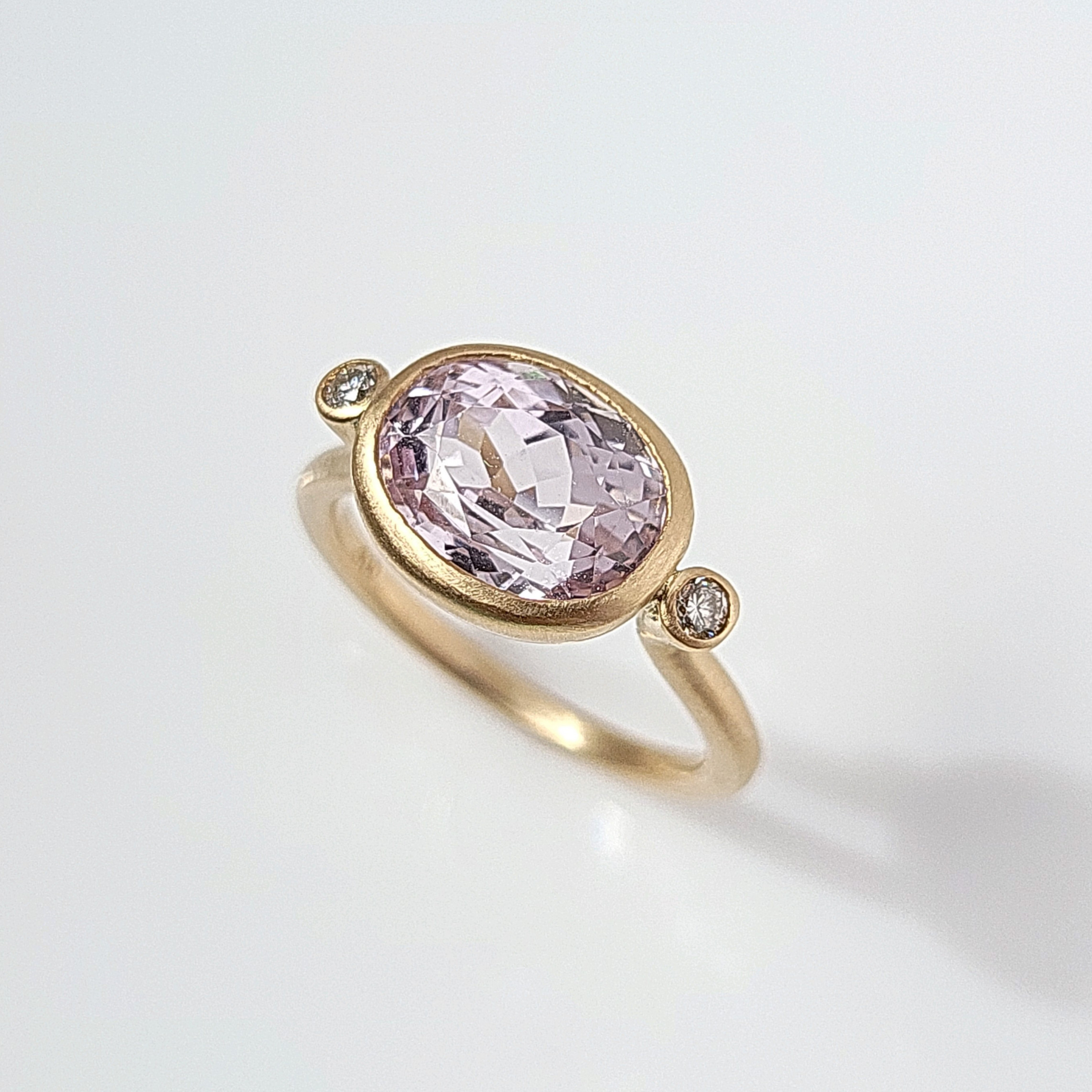 【在庫限り】クンツァイトのオーバルリング　猫脚アンティーク風　ダイヤモンド【K18/K10】9月誕生石