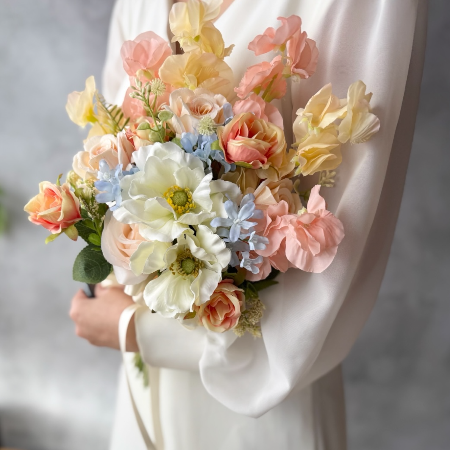 【送料無料】白アネモネ×サーモンピンク×水色クラッチブーケ☆ブートニア