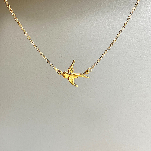 ツバメ ネックレス 燕 つばめ スワロー 小鳥 鳥 華奢 金色 上品