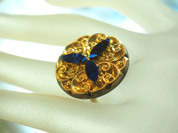 ゴールドとブルーのヴィンテージガラスボタンのリング（K16GP） 2枚目の画像