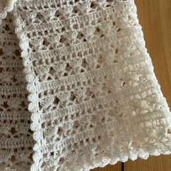 模様編みが豪華で綺麗な手編みのケープ()オフホワイト) 3枚目の画像