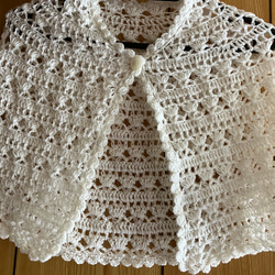 模様編みが豪華で綺麗な手編みのケープ()オフホワイト) 1枚目の画像