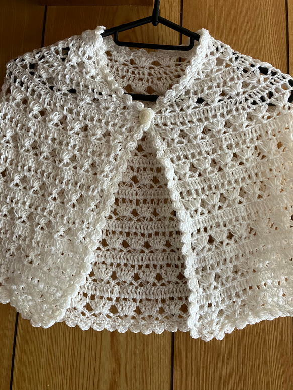 模様編みが豪華で綺麗な手編みのケープ()オフホワイト) 1枚目の画像
