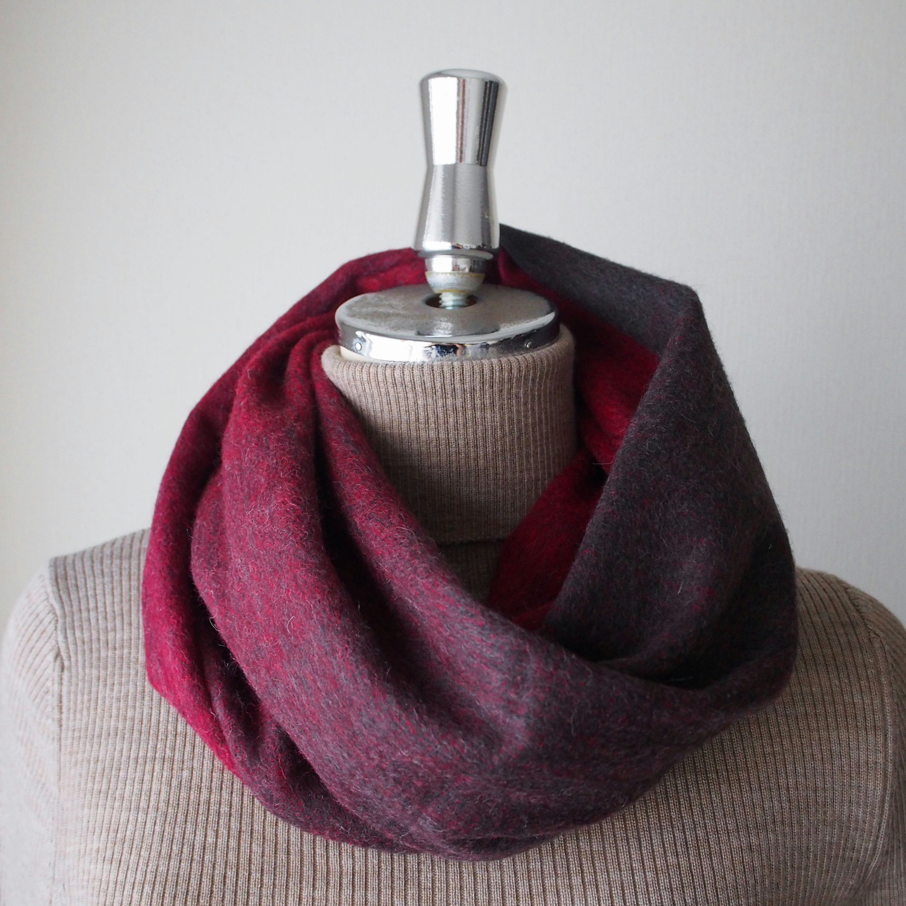 特集掲載【色の魔法と大人の上品スヌード】グラデーションスヌード・ボルドーレッド