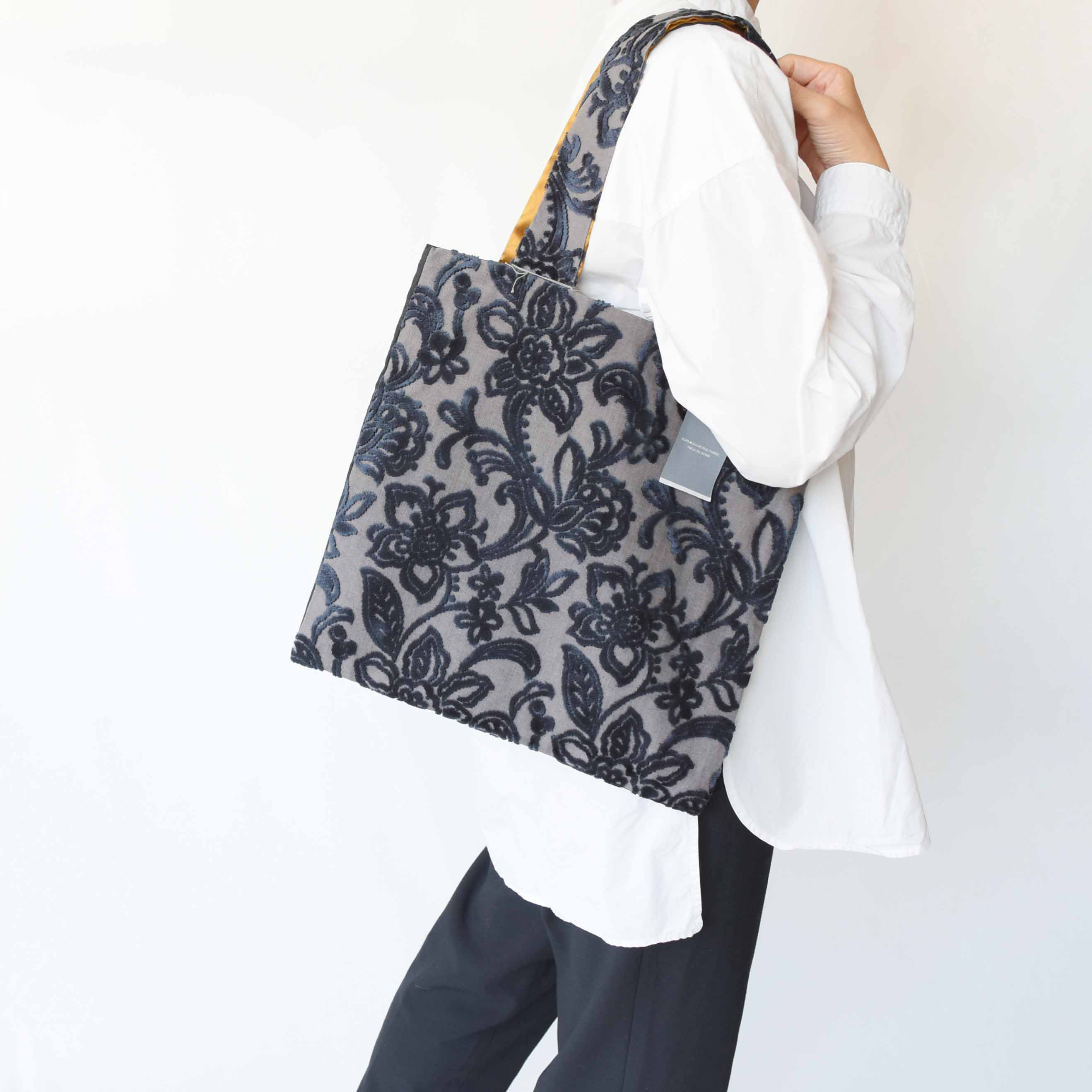 スクエアバッグ【Mサイズ】 　フローラル（ブラック）リネンシリーズ