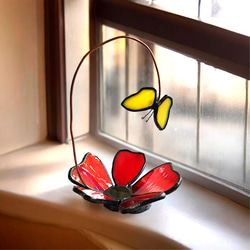 サンキャッチャー　フラワー　赤い花　蝶々　ステンドグラス雑貨　置物　夏の花　季節物　お母さんへのギフト　　送料無料 1枚目の画像