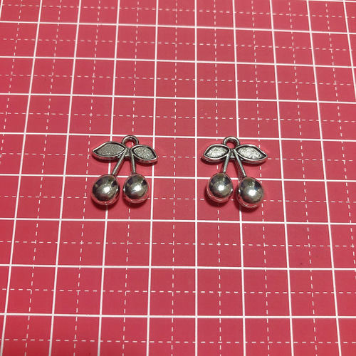 4個 さくらんぼ チェリー シルバー チャーム パーツ アモール チャーム