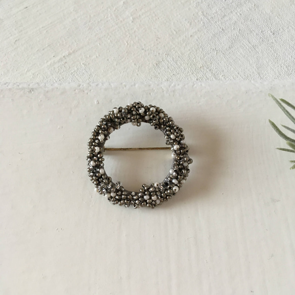 絹糸とチェコビーズのサークルブローチ　シルバーグレイ大　Bbeaded circle brooch 1枚目の画像