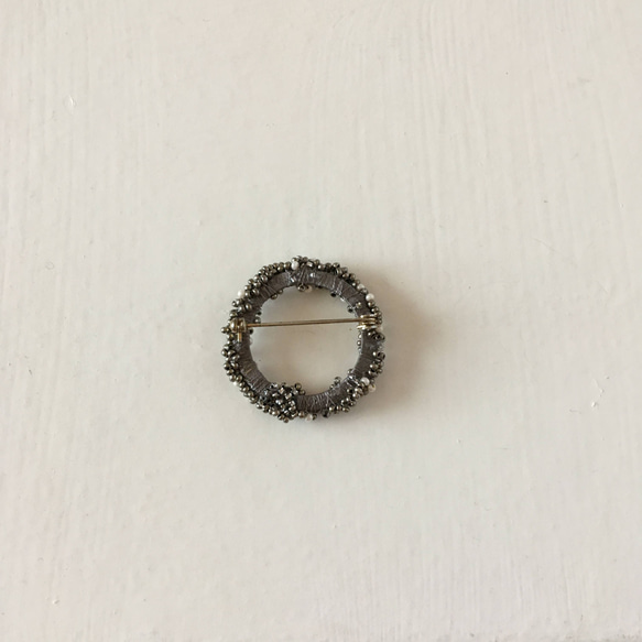 絹糸とチェコビーズのサークルブローチ　シルバーグレイ大　Bbeaded circle brooch 6枚目の画像