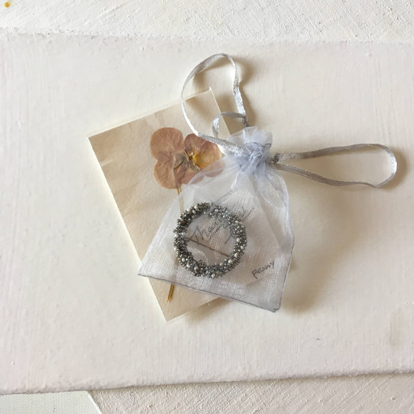 絹糸とチェコビーズのサークルブローチ　シルバーグレイ大　Bbeaded circle brooch 8枚目の画像