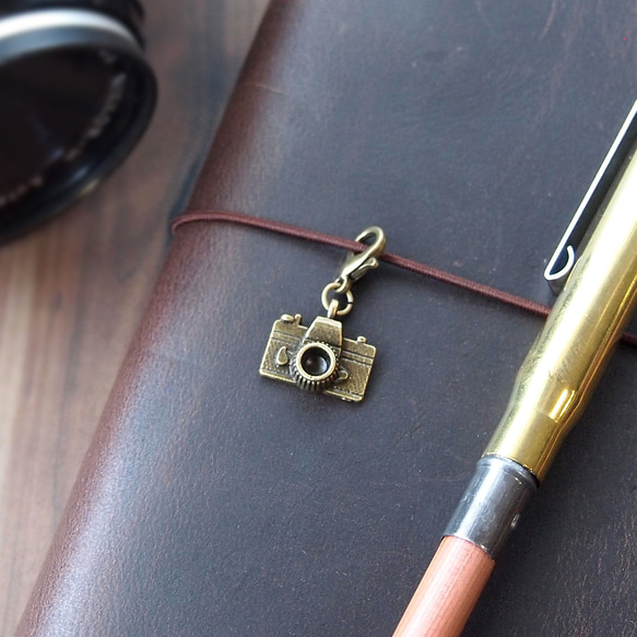 トラベラーズノートを飾るカメラチャーム【アンティークゴールド