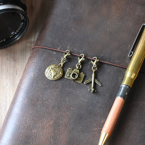 トラベラーズノートを飾るカメラチャーム【アンティークゴールド