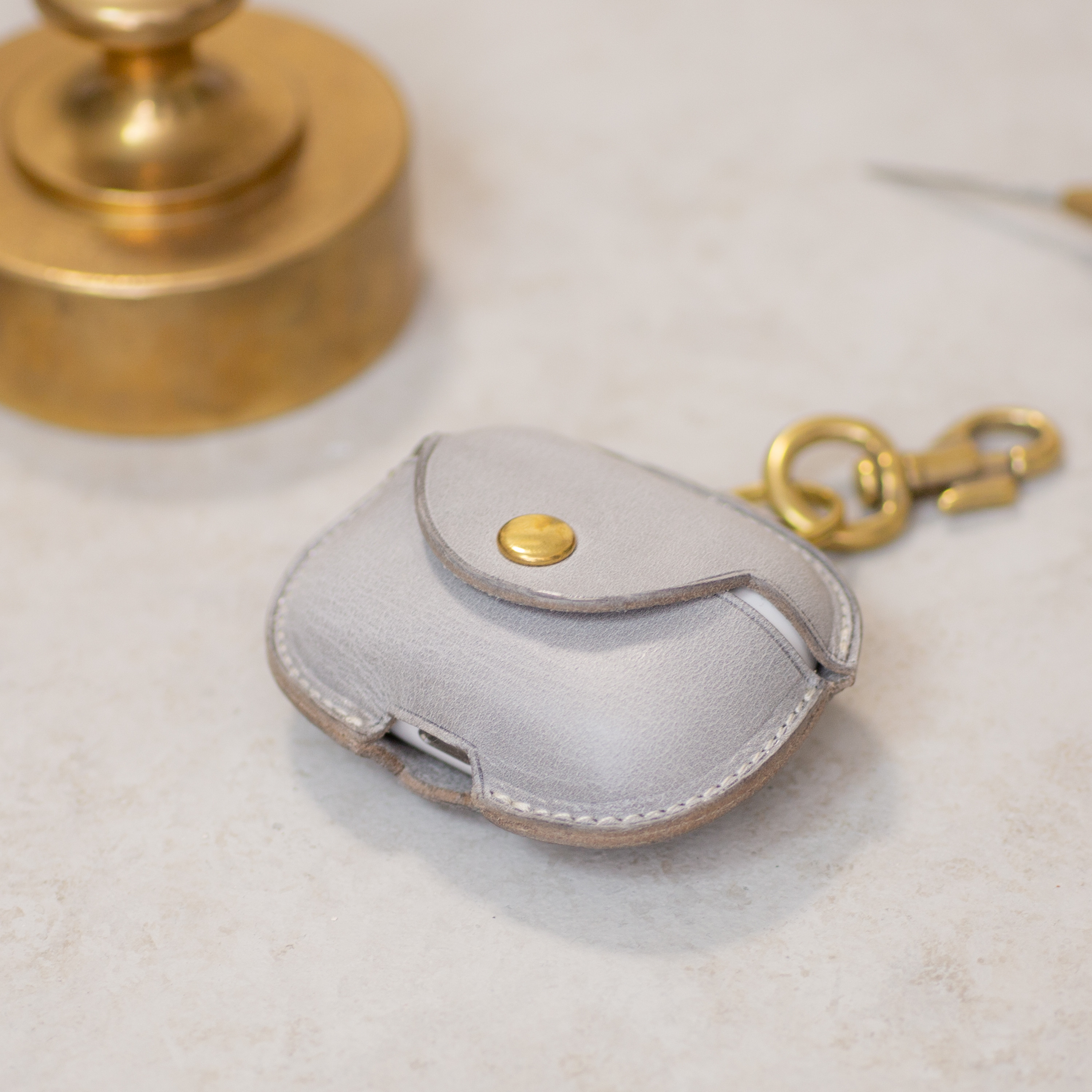 冬のやわらかグレー AirPods Pro3 対応 レザーケース ワックスドアイスグレー Pro3まで 全て対応