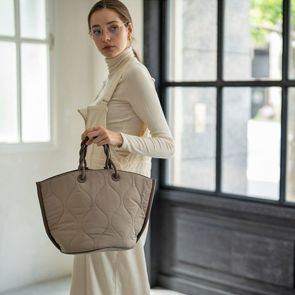 ヘイニ　HAYNI トートバッグ ツイストハンドル A4 グレージュ ロルデ　M トートバッグ ツイストハンドル A4 PUレザー 通勤 通学 グレージュ