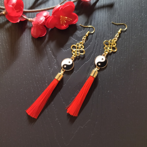 太極図】陰陽玉とタッセルのピアス(イヤリング)（赤）【チャイナ