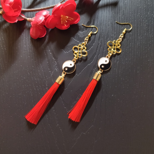 太極図】陰陽玉とタッセルのピアス(イヤリング)（赤）【チャイナ