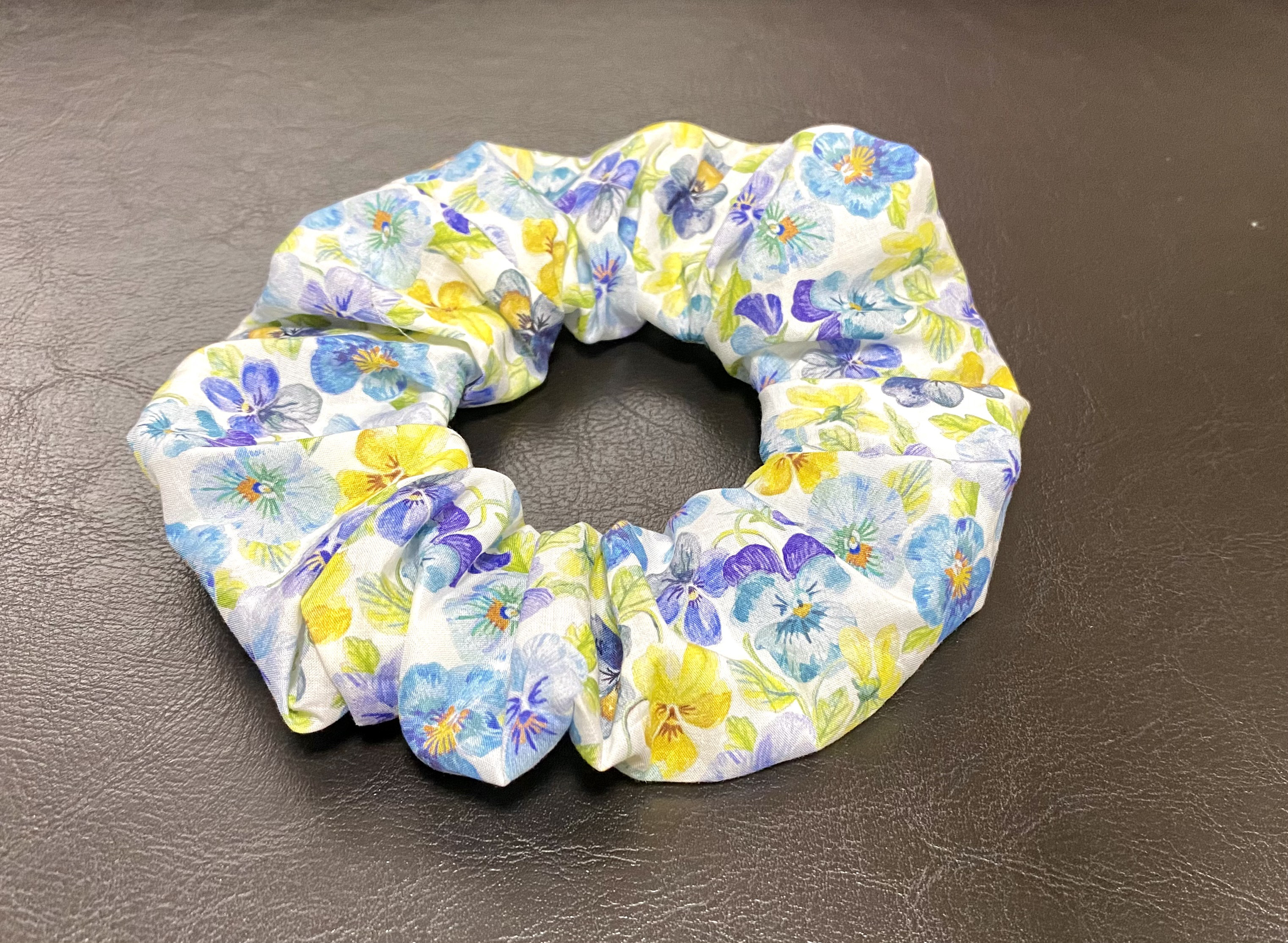 リバティ　ハンドメイド　シュシュ　シンクオブミー（リラックスモア） シュシュ＊リバティ＊タナローン＊シンクオブミー＊パンジー シュシュ