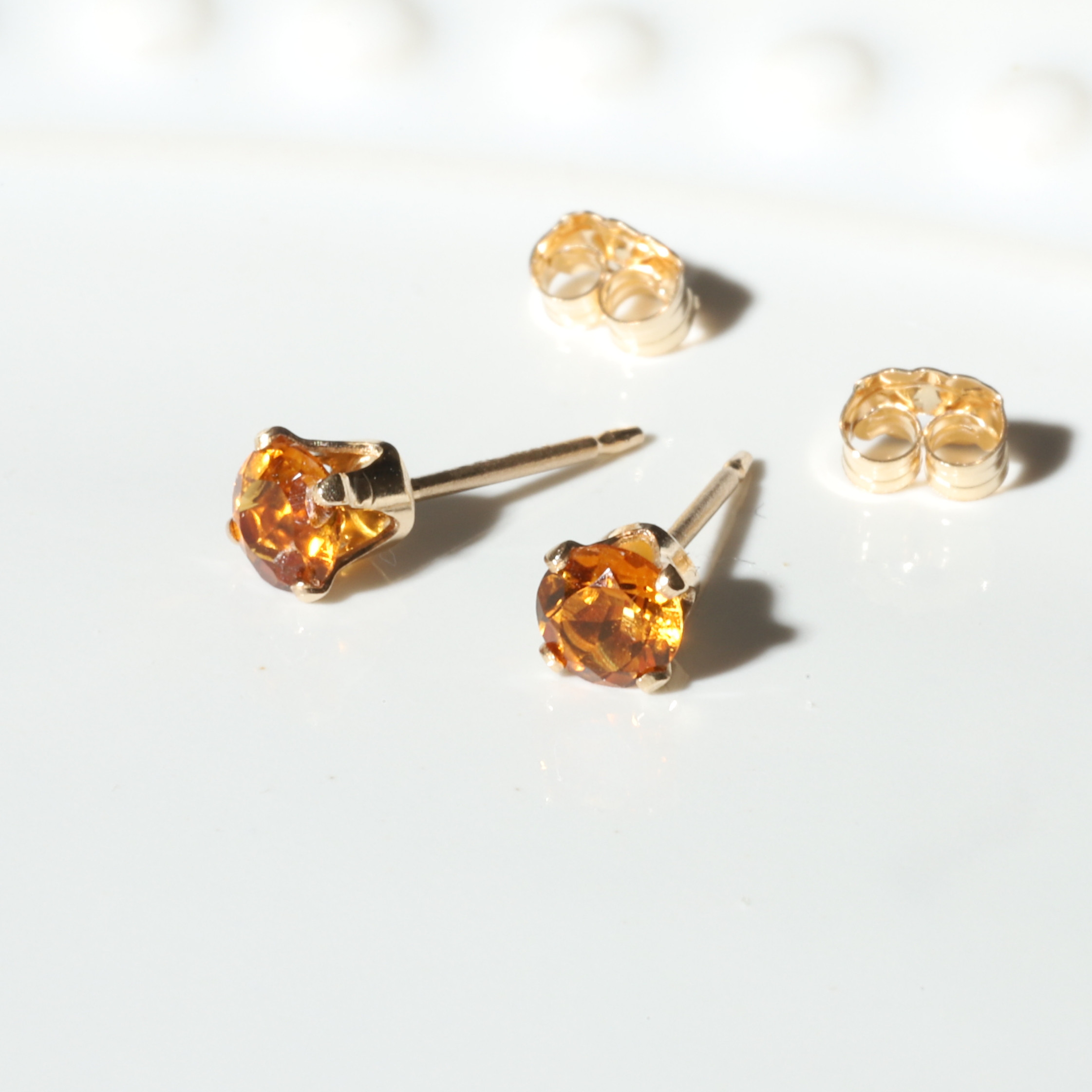 再販◇特集掲載】こっくりとろみカラーマデイラシトリンの一粒ピアス  