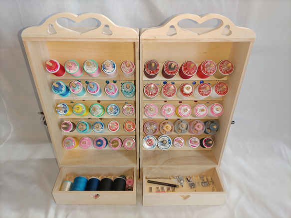 ミシン糸+ボビン 50個収納　便利な糸立て木製裁縫箱　ソーイングボックス　♥柄入 可愛い　収納ケース 2枚目の画像