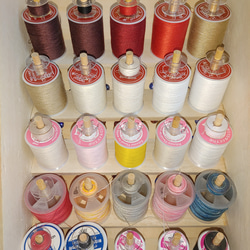 ミシン糸+ボビン 50個収納　便利な糸立て木製裁縫箱　ソーイングボックス　♥柄入 可愛い　収納ケース 8枚目の画像