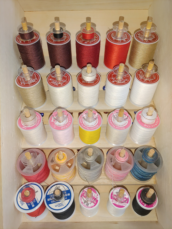 ミシン糸+ボビン 50個収納　便利な糸立て木製裁縫箱　ソーイングボックス　♥柄入 可愛い　収納ケース 8枚目の画像