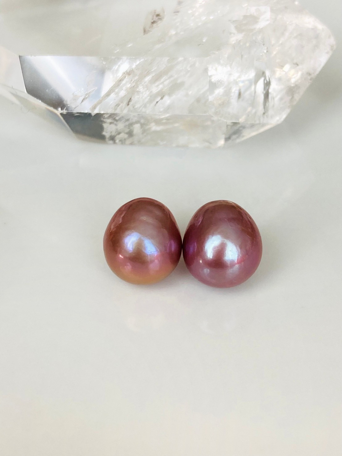 【30％OFF】無穴　ピンクパープル系　耳からこぼれるバロックパールのピアス、イヤリング