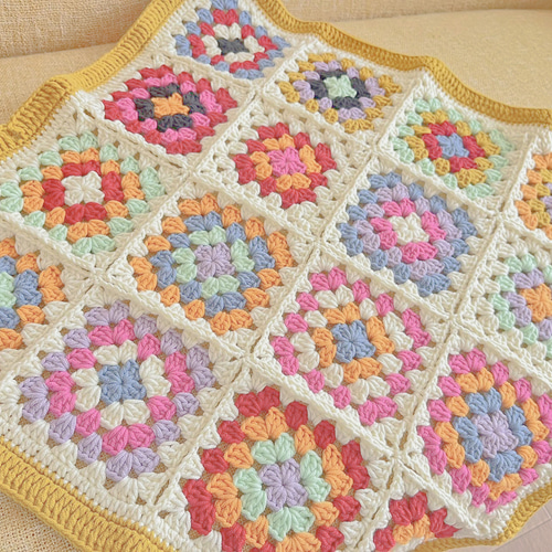 ハンドメイド 立体お花モチーフグラニースクエア ブランケット 多色 モチーフの配色も決まったのでこれから繋ぎ作業に入ります